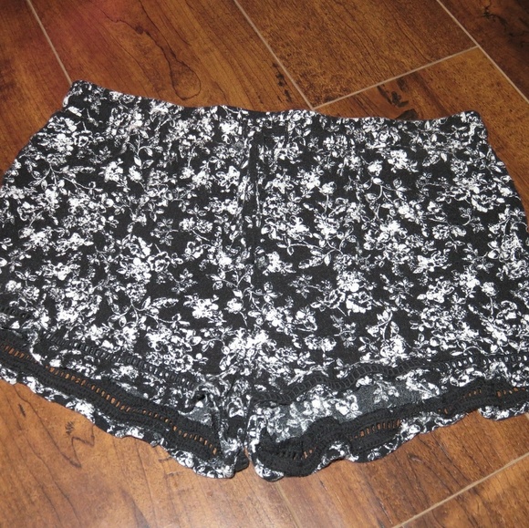 Flowy short shorts from tilly's - Picture 1 of 4